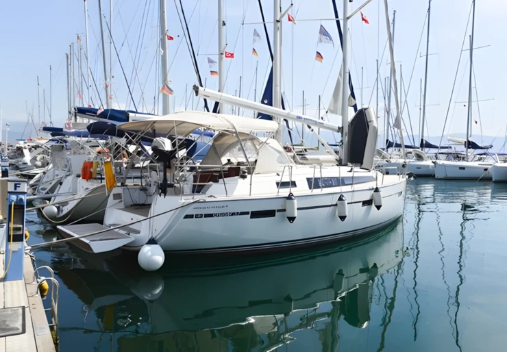 Bavaria 37 Fethiye harbour | Kedi