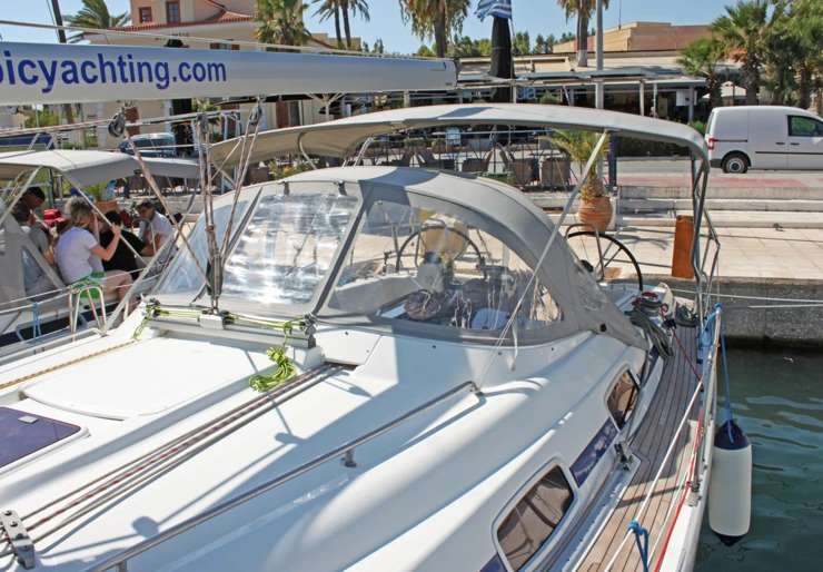 Bavaria 42 Cruiser Lavrion - main port | Iraklis