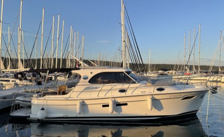 Adriana 36