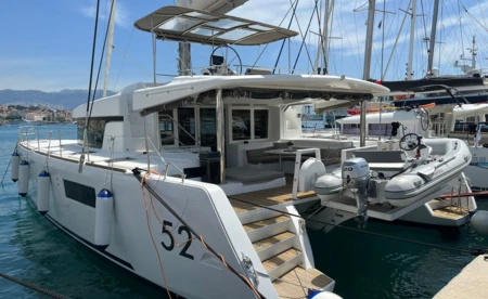 Lagoon 52