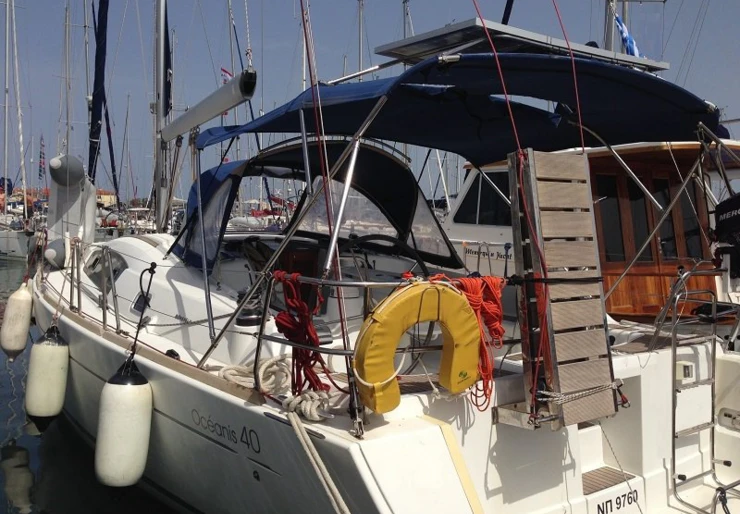 Oceanis 40 Lavrion - main port | Pepper