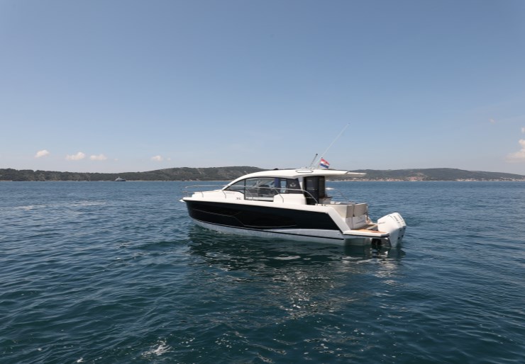 Sealine C335V Marina Kastela | Stormi