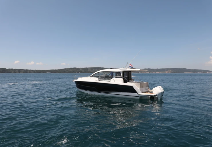 Sealine C335V Marina Kastela | Stormi