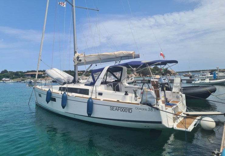 Oceanis 38.1 Marina dell'Isola | Illuminating