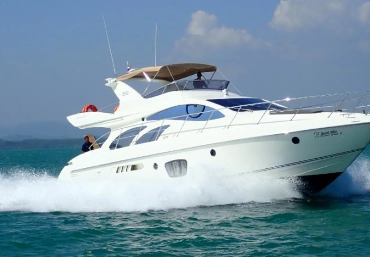 Azimut 55 Yacht Haven | Pillars