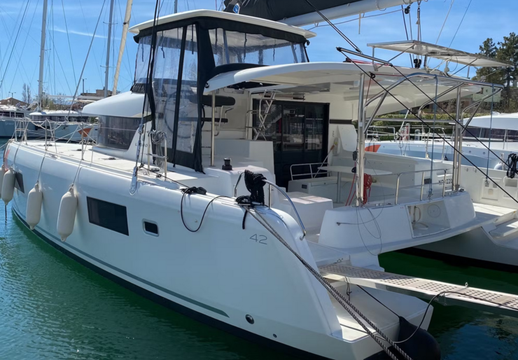 Lagoon 42 Lavrion - puerto principal | Neptune