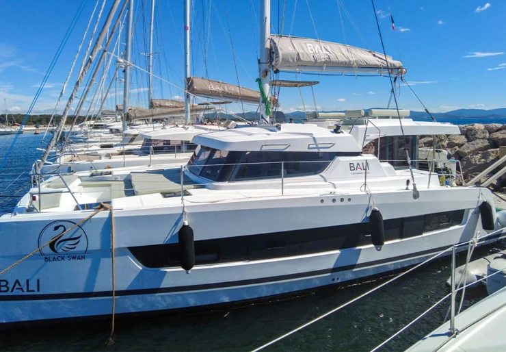 Bali Catspace Porto di Hyeres | BLACK SWAN