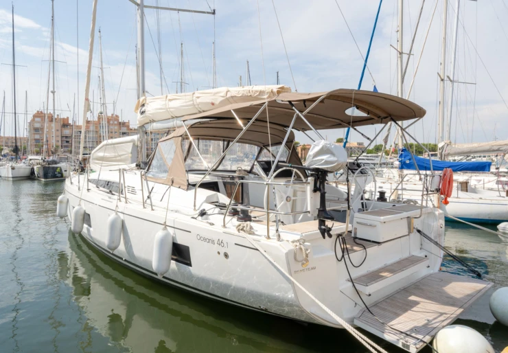 Oceanis 46.1 Hyeres harbour | FOLIE DOUCE
