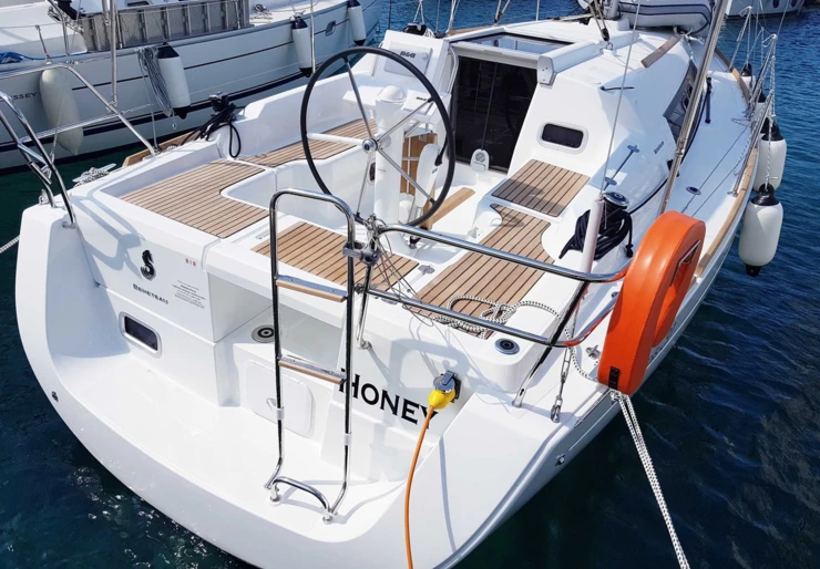 Oceanis 31 ACI Marina | HONEY