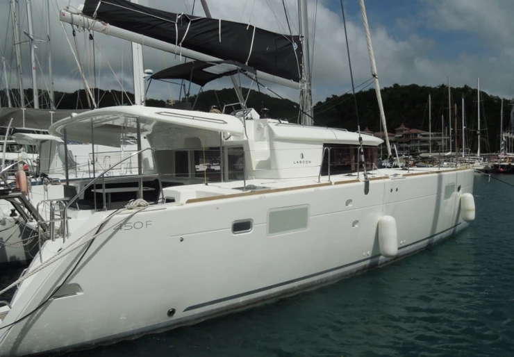 Lagoon 450 F Hafen von Mahe | ZIL SEASHELL