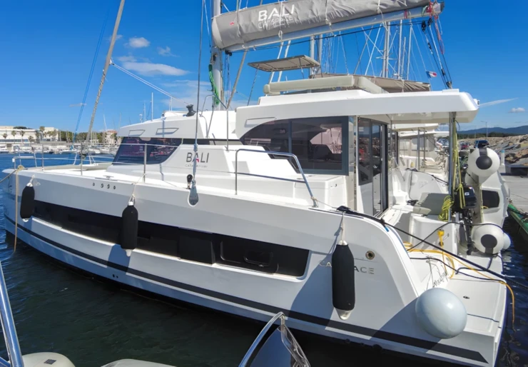 Bali Catspace Hyeres harbour | BLACK SWAN