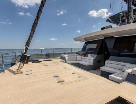 Moon yacht 65