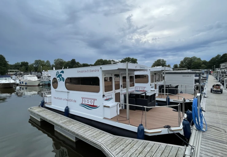 Rollyboot 8.2 Waren | Sandra | Wohnyacht 8.2 inkl free W-Lan, Kayak & SUP-Board