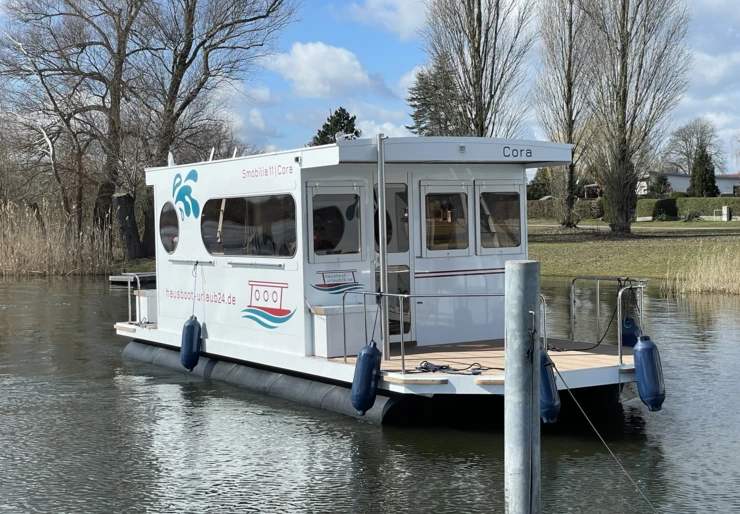 Rollyboot 8.2 Malchow | Cora - nur 25 % Anzahlung - Wohnyacht 8.2 inkl free Wlan-Hotspot & SUP-Board