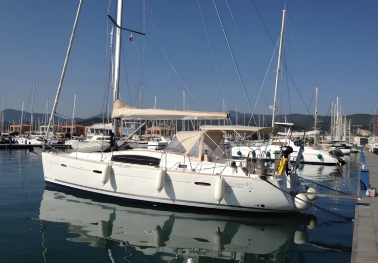 Oceanis 40 Lefkas harbour | Galaxy