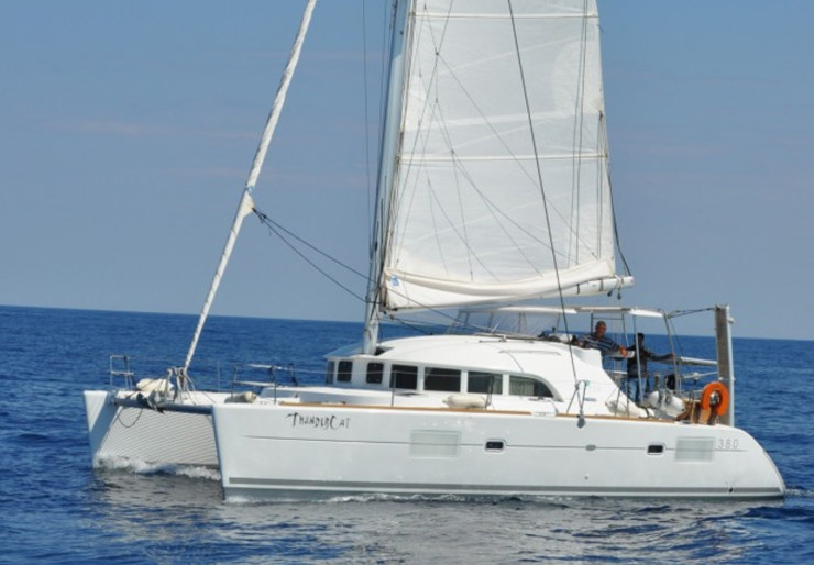 Lagoon 380 Lavrion - port principal | ThunderCat