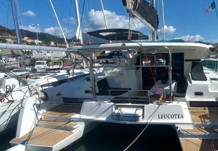 Lagoon 42 Hafen von Salerno | Leucotea