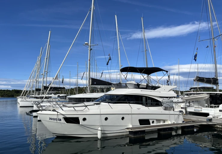 Bavaria Virtess 420. Mandalina | Captain Blue