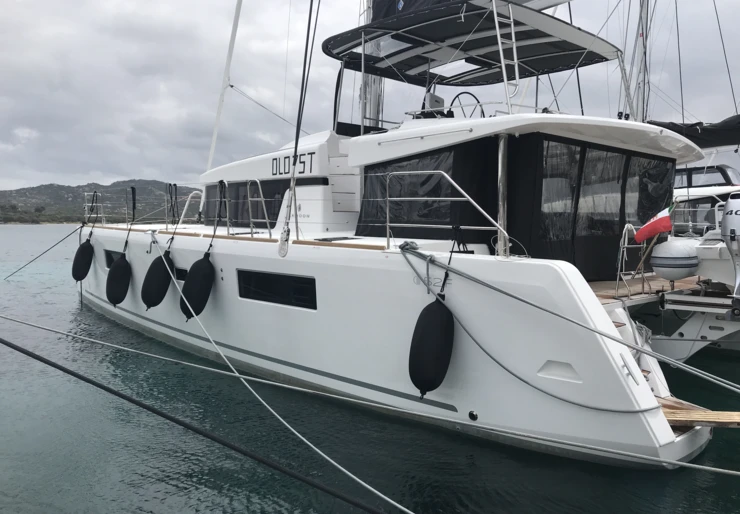 Lagoon 52 Saint-Georges | Dugongo II (GND) (6 cab + 1 crew) (A/C, WM, Generator, Inverter, Tender Lift)
