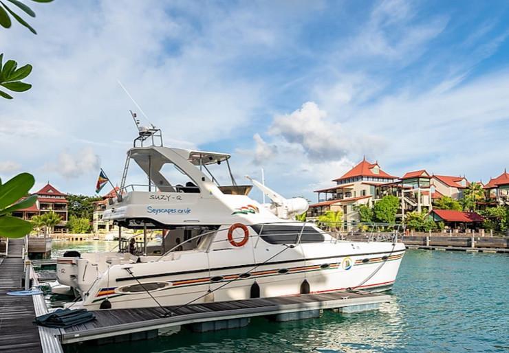 Africat 420 Port de Mahé | Suzy Q