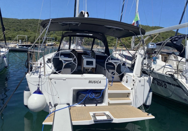 Dufour 390 GL Cala dei Sardi | Musica