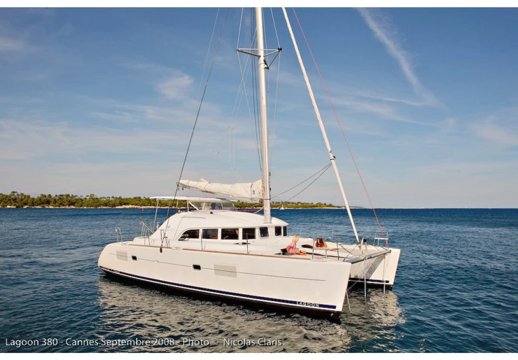 Lagoon 380 Hyeres harbour | Manatea