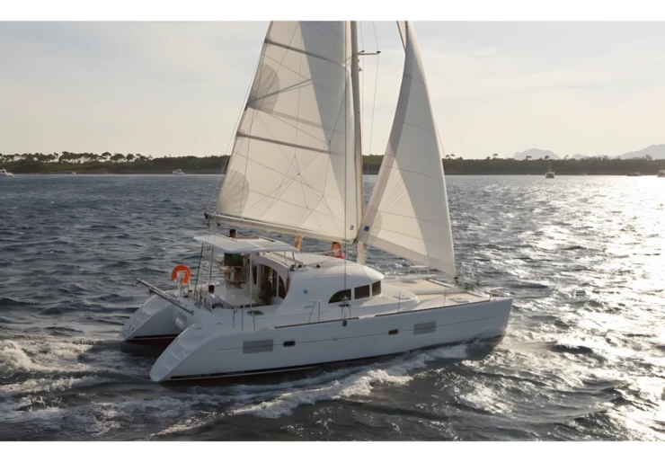 Lagoon 380 Hyeres harbour | Manatea
