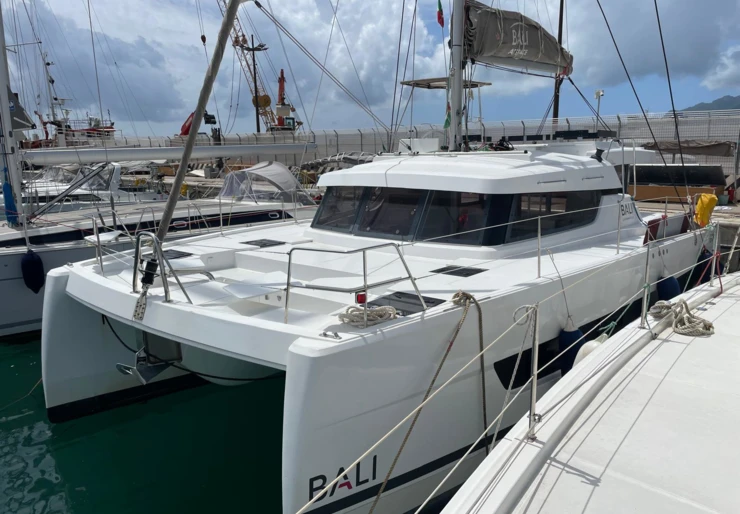 Bali Catspace Hafen von Salerno | Kuma