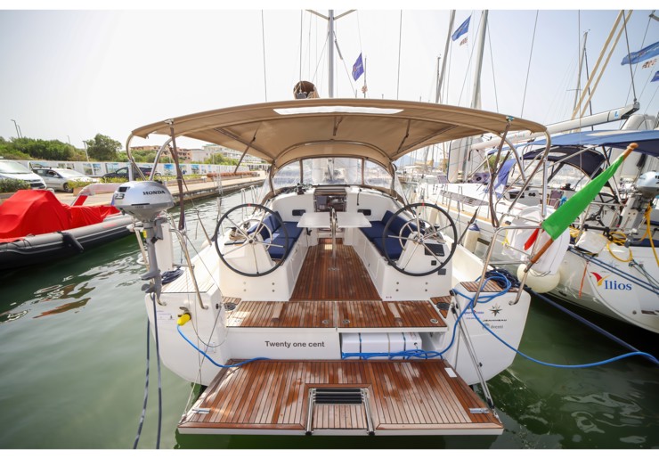 Sun Odyssey 380 Olbia harbour | Twenty-One Cent - Comfort line
