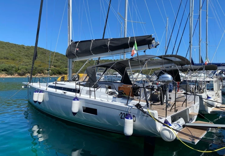 First 44 Cala dei Sardi | Saetta