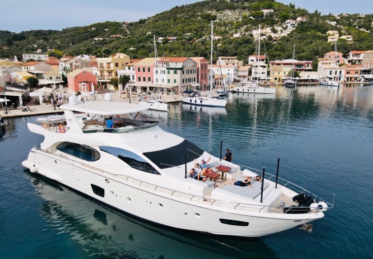 Azimut 85 Fly Marina Gouvia | La Fenice