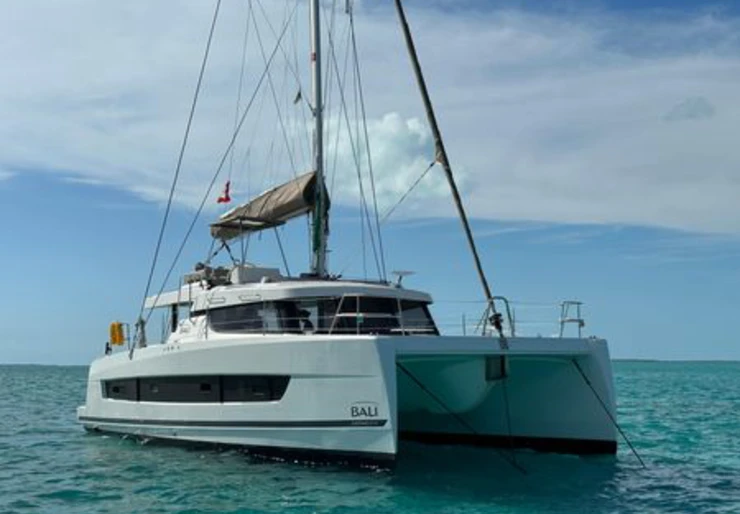 Bali Catspace Puerto de Hyeres | Kris Boat