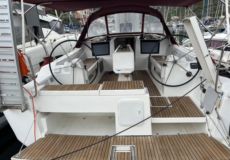 Dufour 412 GL Lefkas harbour | AINA
