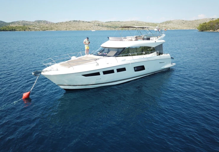 Prestige 550 Fly Primosten - Marina Kremik | Very Bery