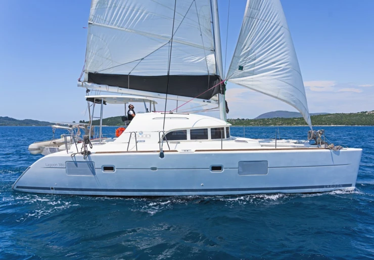 Lagoon 380 Kavala | Golf Charlie
