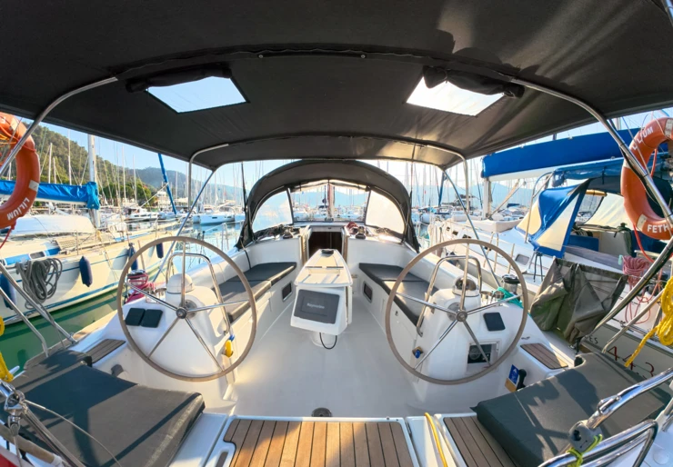 Oceanis 43 Hafen von Fethiye | Wind Trail