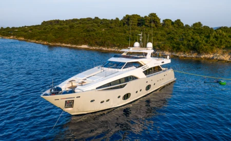 Ferretti Custom Line 100