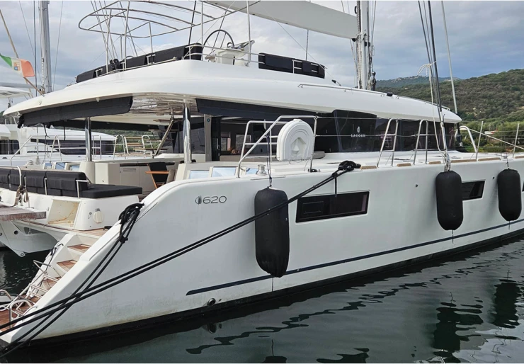 Lagoon 620 Olbia harbour | THE SUN