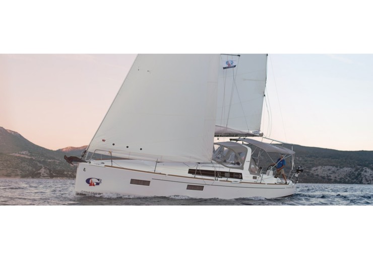 Oceanis 38.1 Nea Peramos dans le Golfe Saronique | SIRINA "Sails 2025"