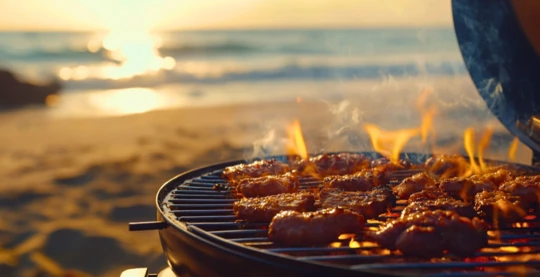 Barbacoa en la playa al atardecer