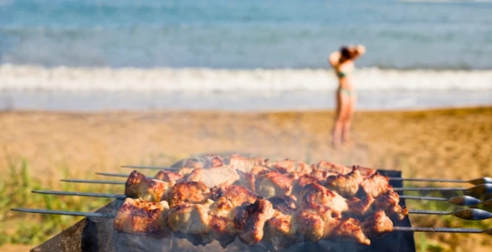 Grillen am Strand zum Mittag- und/oder Abendessen