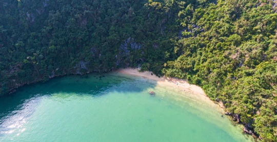 Baignade à Ba Trai Dao