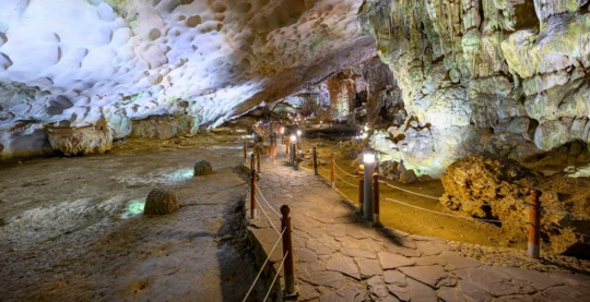 Exploration de la grotte Dark et Bright (Hang Sang)