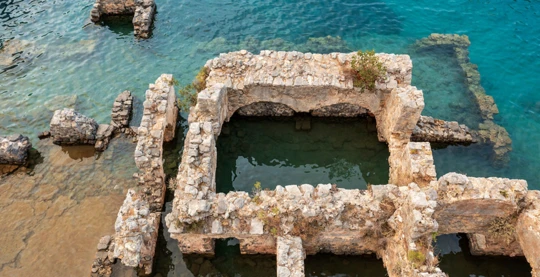 Bañarse junto a las ruinas romanas (Bahía de Cleopatra)