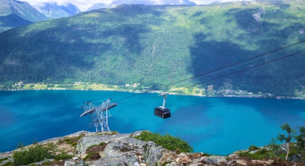 Promenade dans la ville d’Åndalsnes et téléphérique de Romsdal