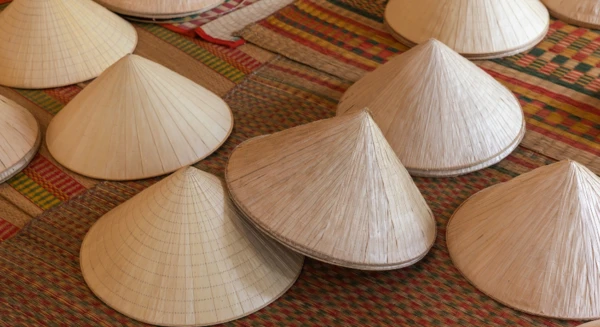 Visite d’un atelier de fabrication artisanale de chapeaux coniques