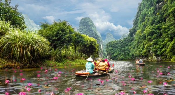 Promenade en barque à travers les paysages de Trang An