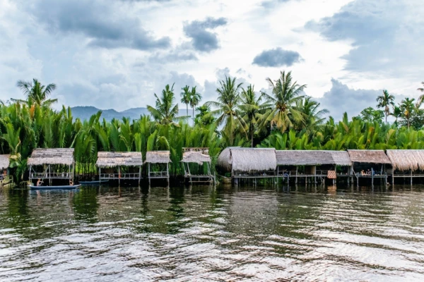 Balade en bateau à travers Kampong Khleang