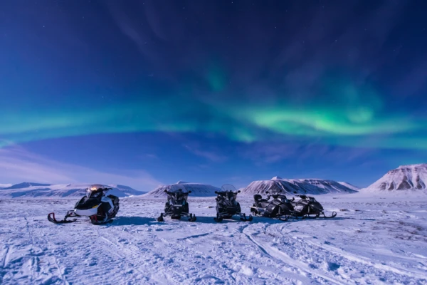 Chasse aux aurores boréales en motoneige