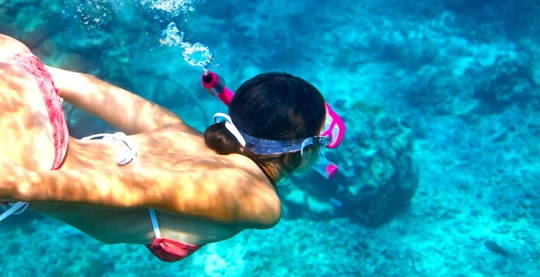 Immersioni con pinne, maschere e boccaglio
